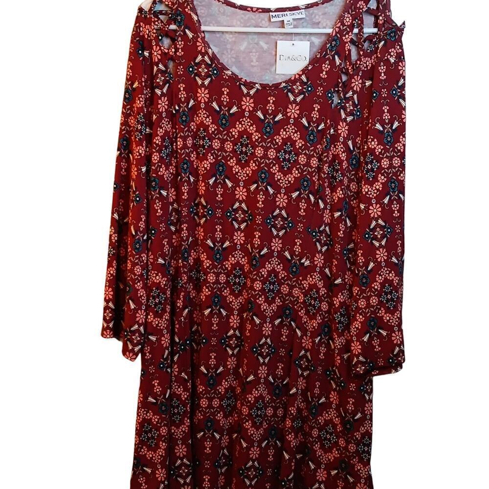 NWT Meri Skye 3X Floral Top with Criss-Crossing on the Shoulder